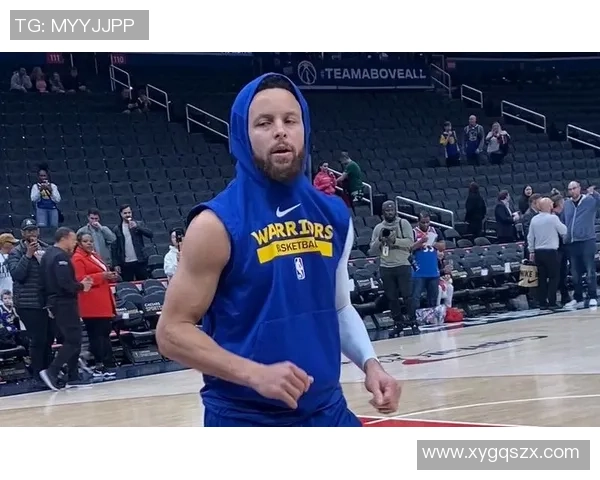 库里赛前热身双手扣篮超远三分精准命中展现全能实力